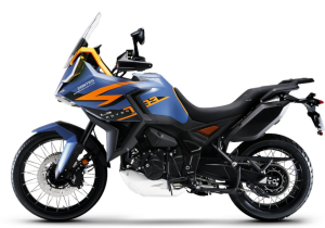 Moto ZT703-F a azul e laranja vista do lado esquerdo.