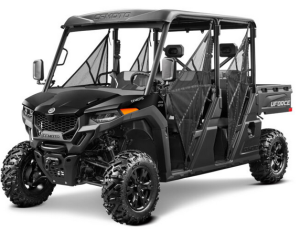 Moto UFORCE 800XL em preto.