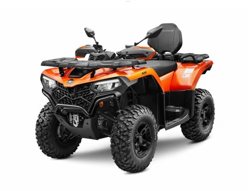 Moto CFORCE 520L em laranja.