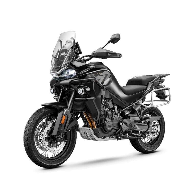 Moto 800MT Explore em preto.
